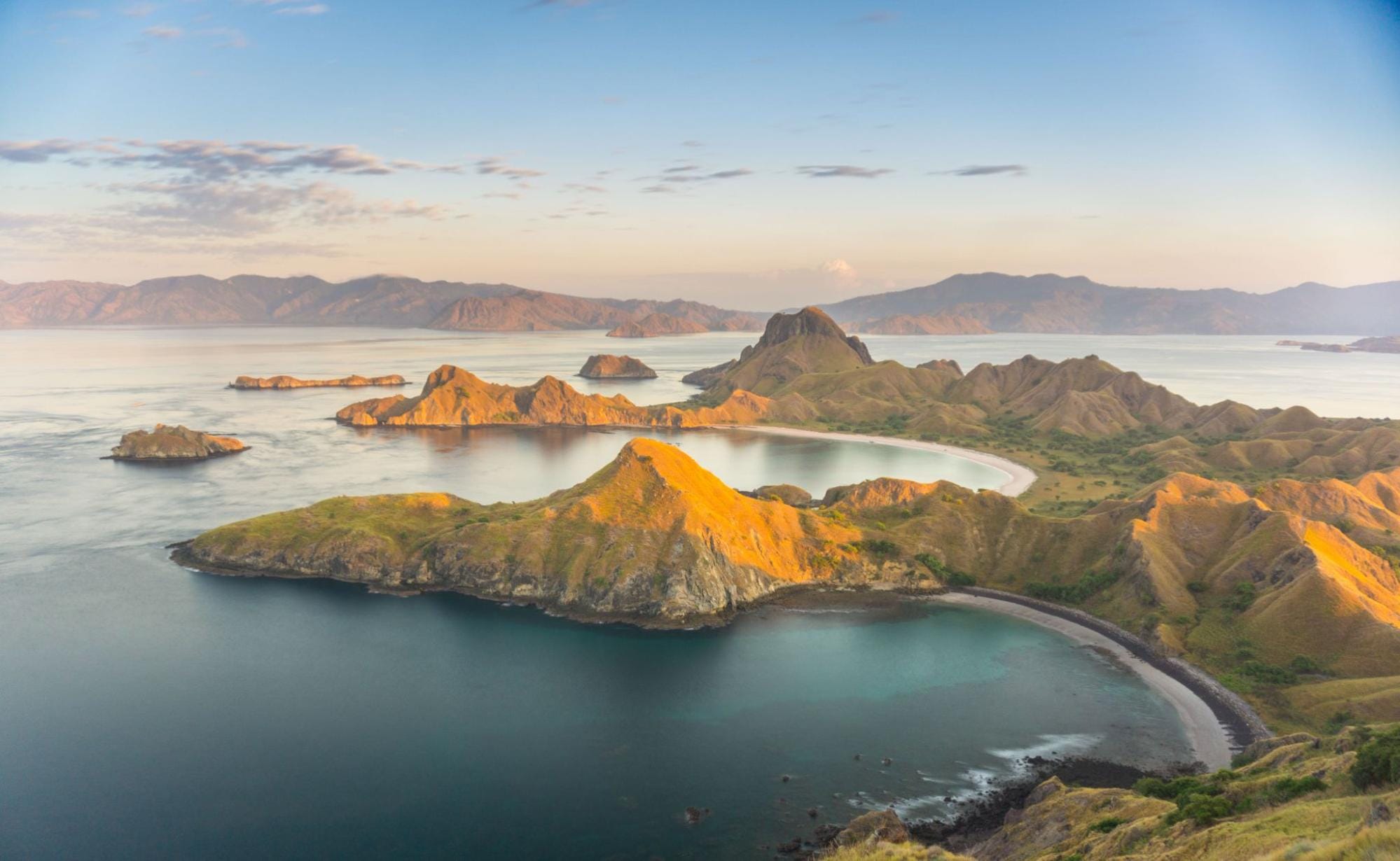 Panorama Pulau Padar dengan tiga teluk ikonik yang dapat dicapai melalui perjalanan laut dari Labuan Bajo
