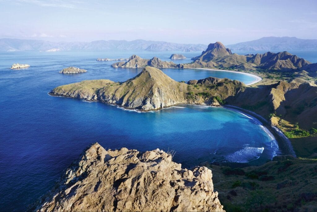 Kondisi Pulau Padar dengan laut dan perbukitan saat cuaca kurang ideal pada musim hujan