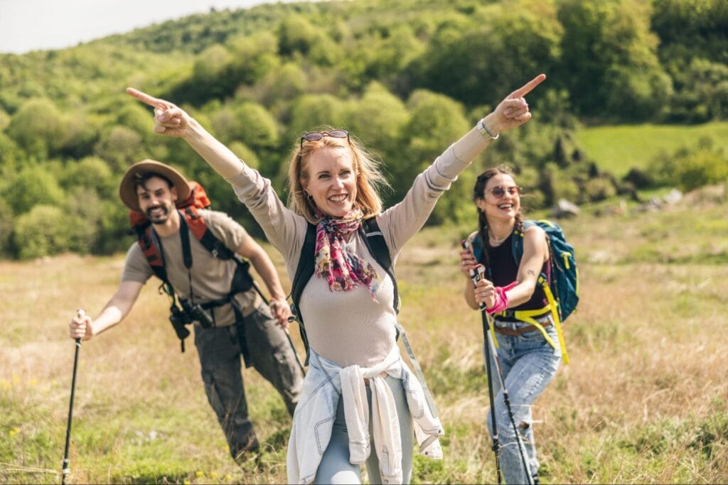 Wisatawan trekking di jalur Pulau Padar dengan estimasi durasi naik 20–45 menit