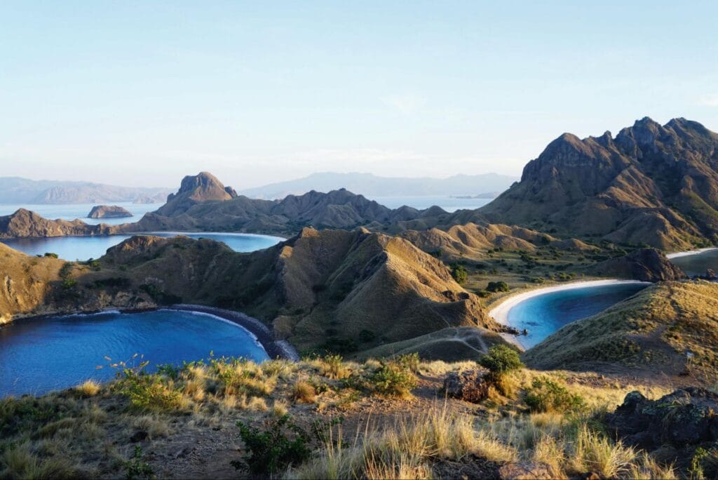 pemandangan dari puncak Pulau Padar saat aktivitas hiking dengan panorama laut dan teluk