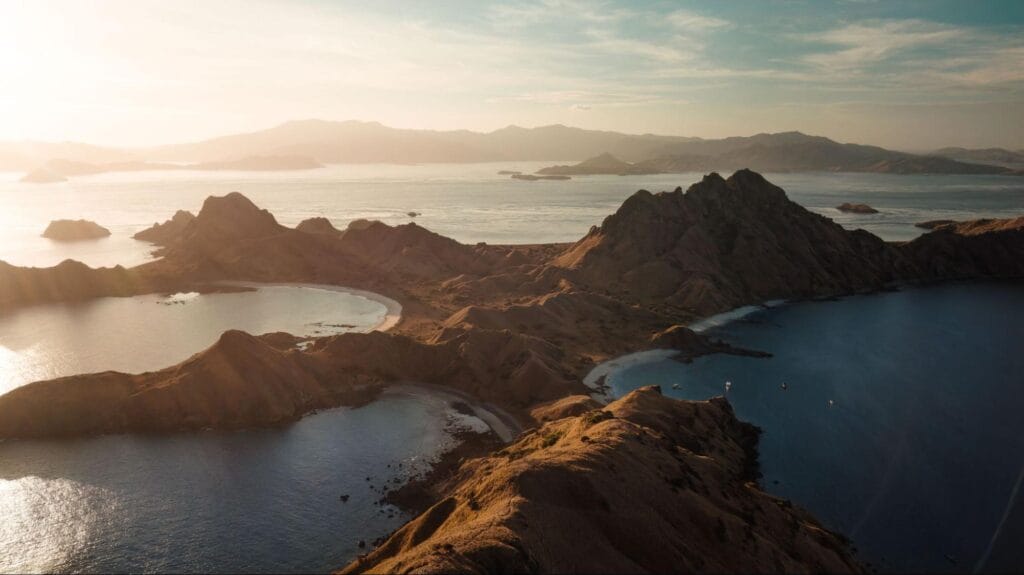 Jalur trekking Pulau Padar dengan medan menanjak dan pemandangan laut, relatif aman untuk wisatawan pemula jika dilakukan dengan persiapan yang tepat