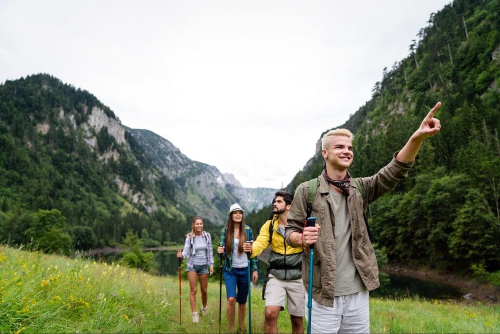 Kondisi jalur trekking Pulau Padar dari dermaga menuju puncak dengan medan tanah dan tanjakan terbuka