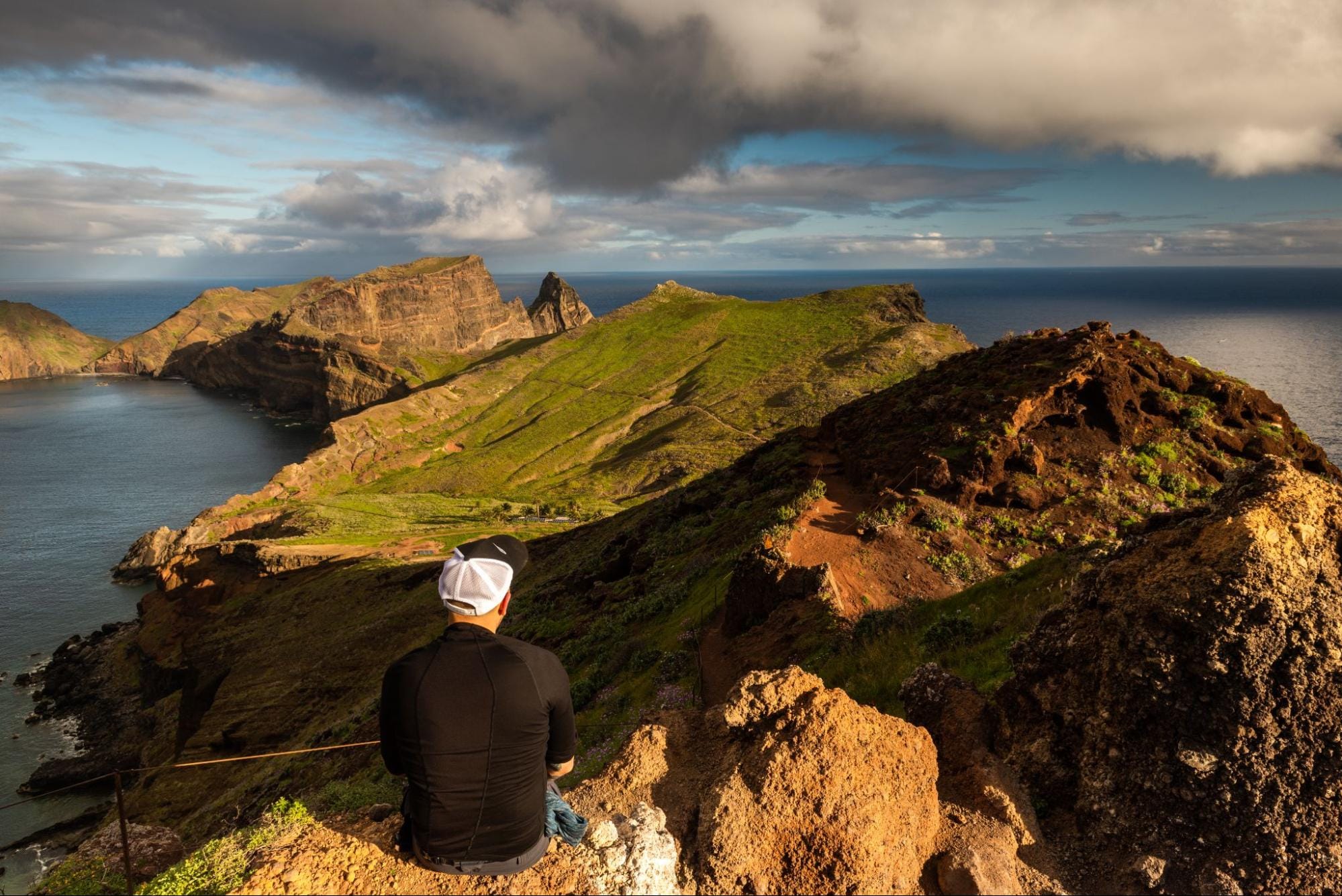 Pemandangan Pulau Padar dari puncak saat waktu terbaik trekking dengan cahaya pagi yang dramatis