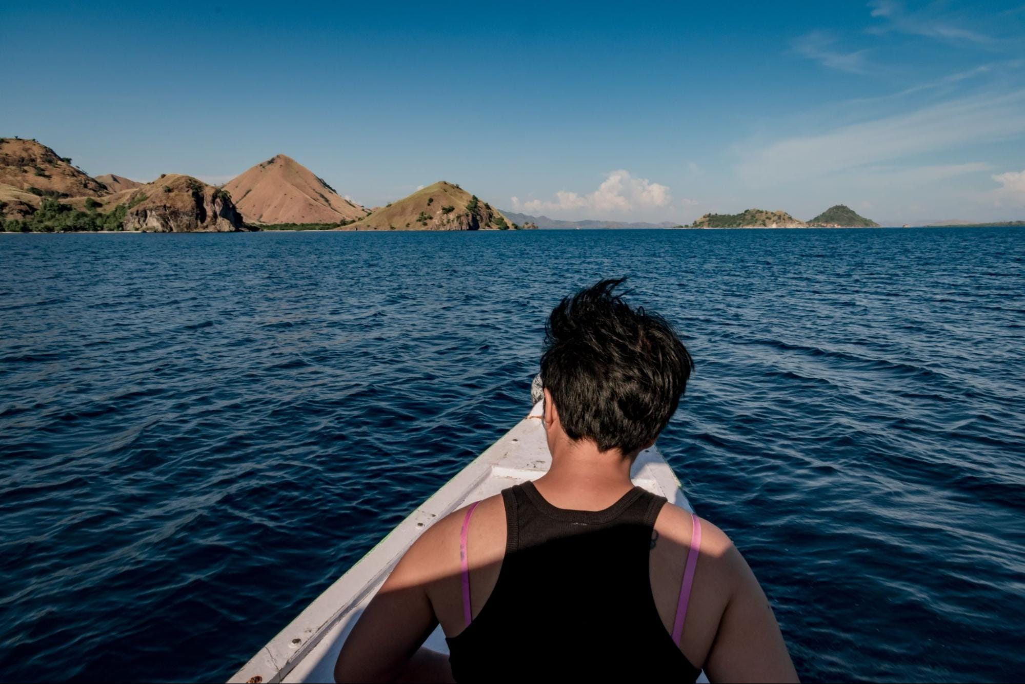 Perjalanan kapal menuju Pulau Padar dari Labuan Bajo melalui jalur laut Taman Nasional Komodo