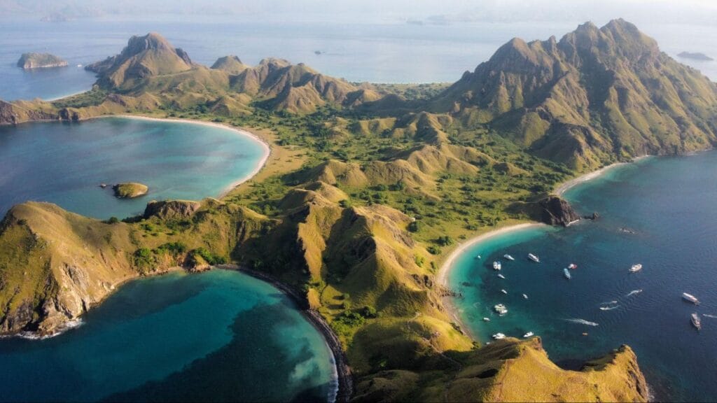 Pemandangan Pulau Padar dengan area viewpoint ramai dan pantai yang lebih sepi