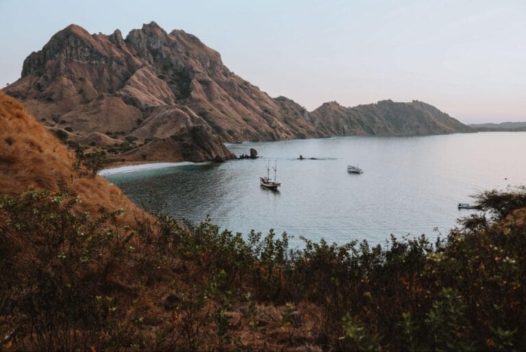 Panorama pulau dan laut di Labuan Bajo sebagai destinasi wisata alam utama di Nusa Tenggara Timur