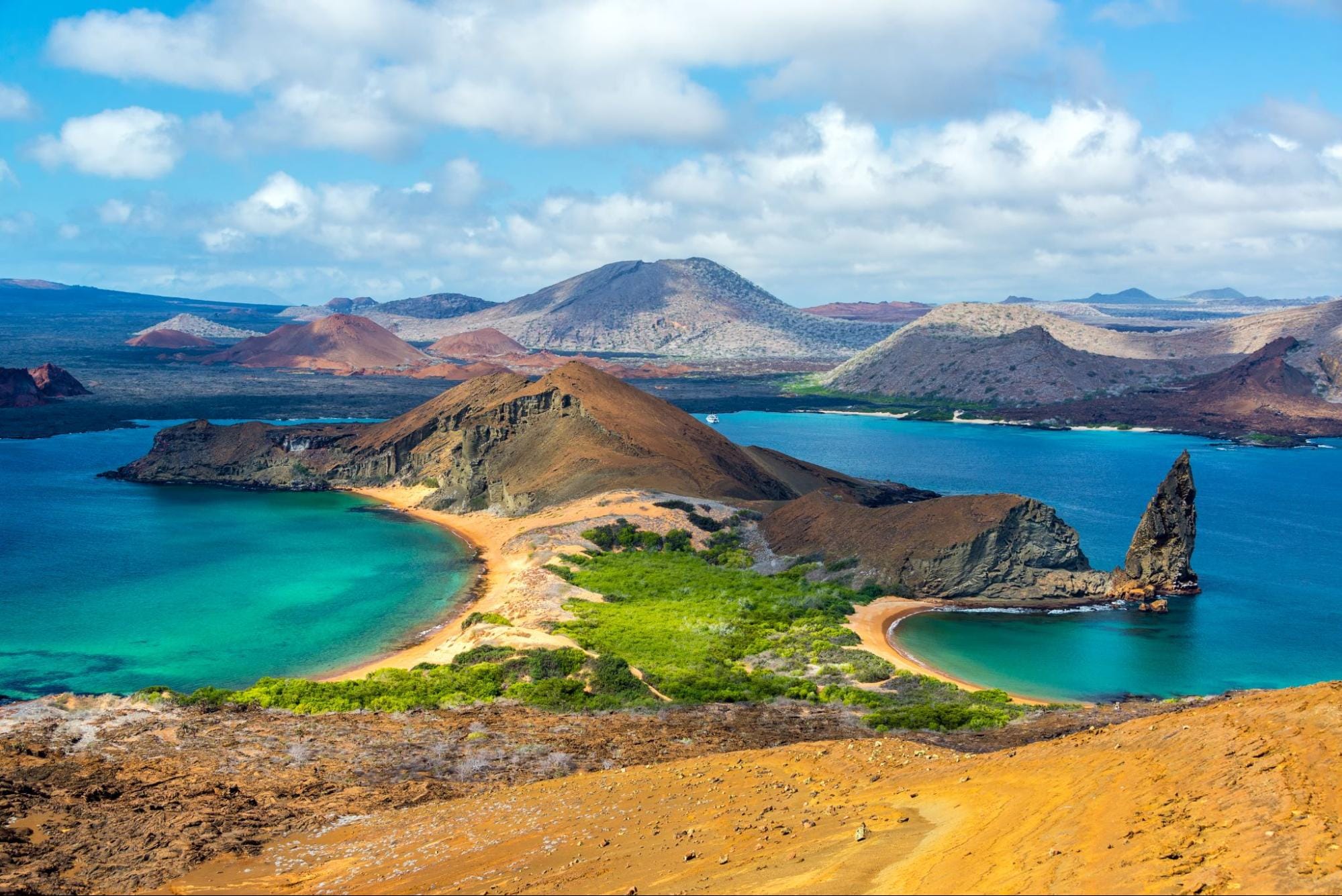 Panorama Pulau Padar dari puncak bukit menampilkan tiga teluk dengan warna pantai berbeda di Taman Nasional Komodo