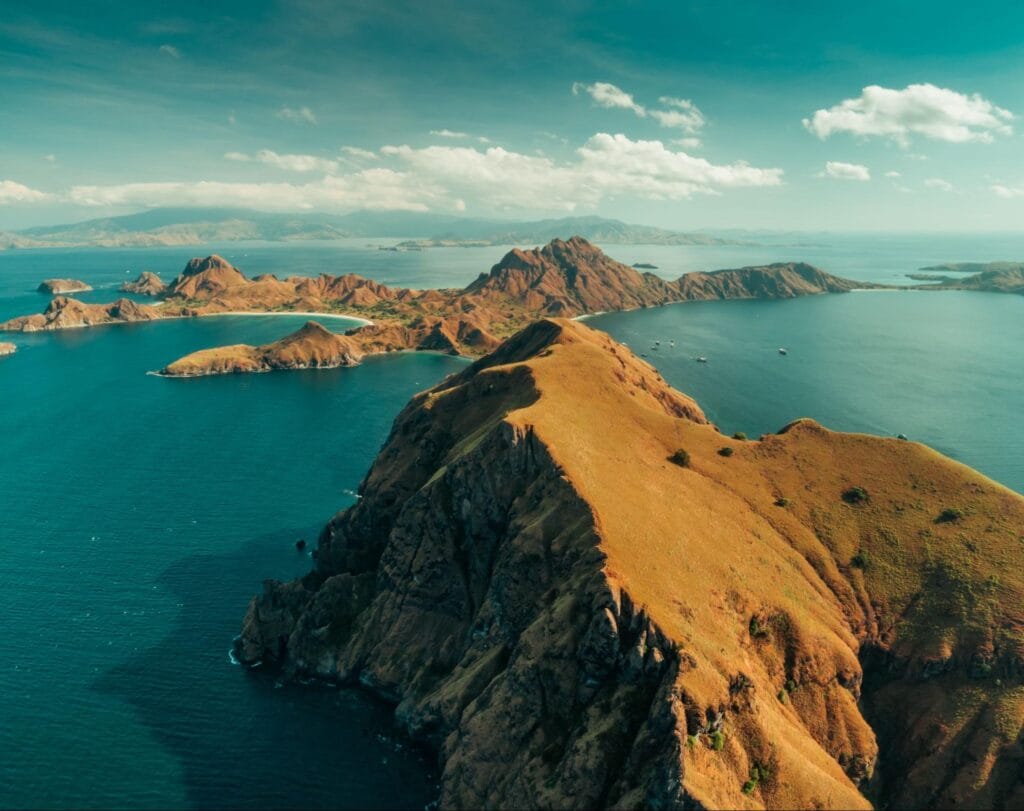 Pemandangan alam Labuan Bajo dengan perbukitan, pulau eksotis, dan laut biru jernih