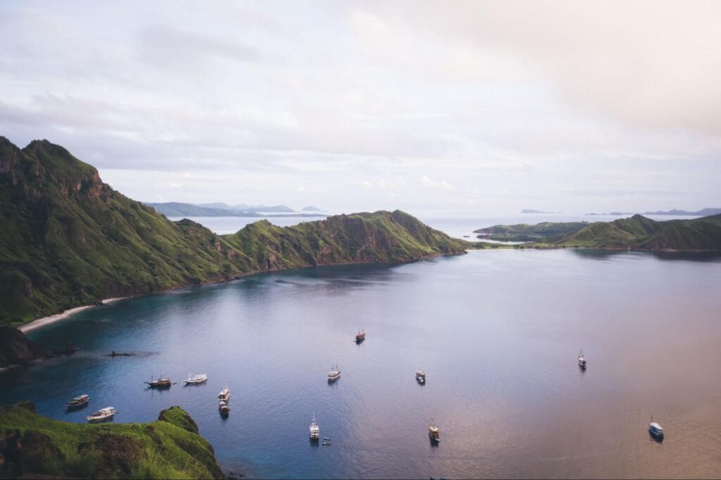 Berbagai jenis kapal wisata menuju Pulau Padar dari Labuan Bajo, mulai dari speedboat hingga kapal phinisi
