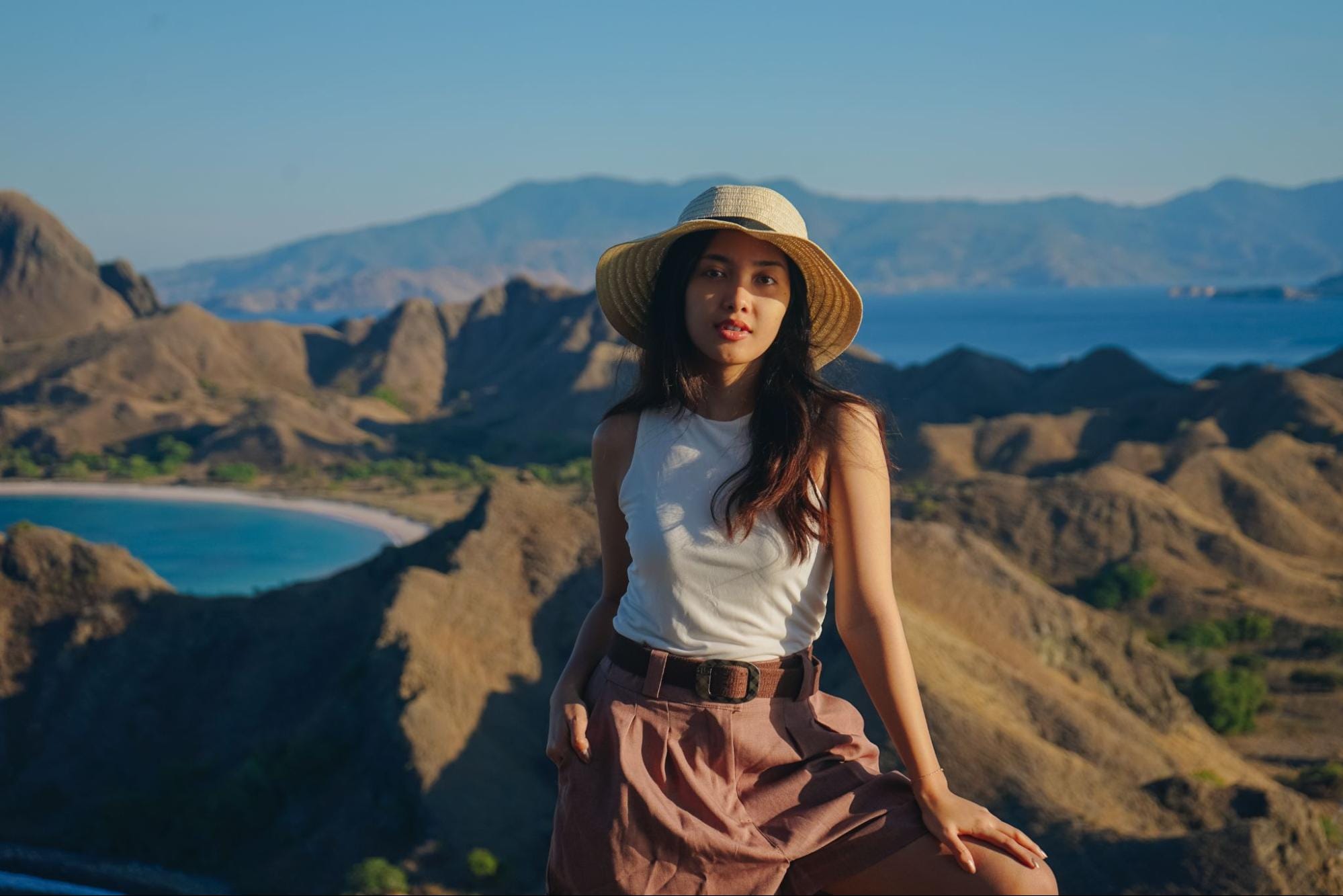 tips hemat liburan ke Pulau Padar dengan panorama tiga teluk dari puncak bukit