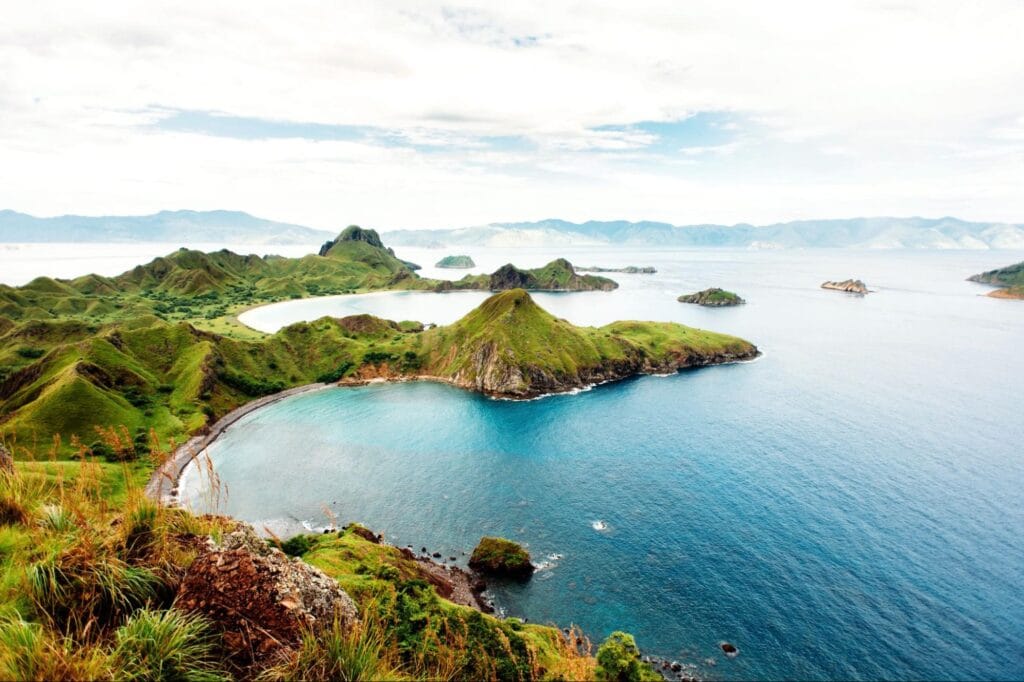 Pemandangan Pulau Padar dari atas bukit sebagai ilustrasi tips liburan dan persiapan perjalanan dari Labuan Bajo