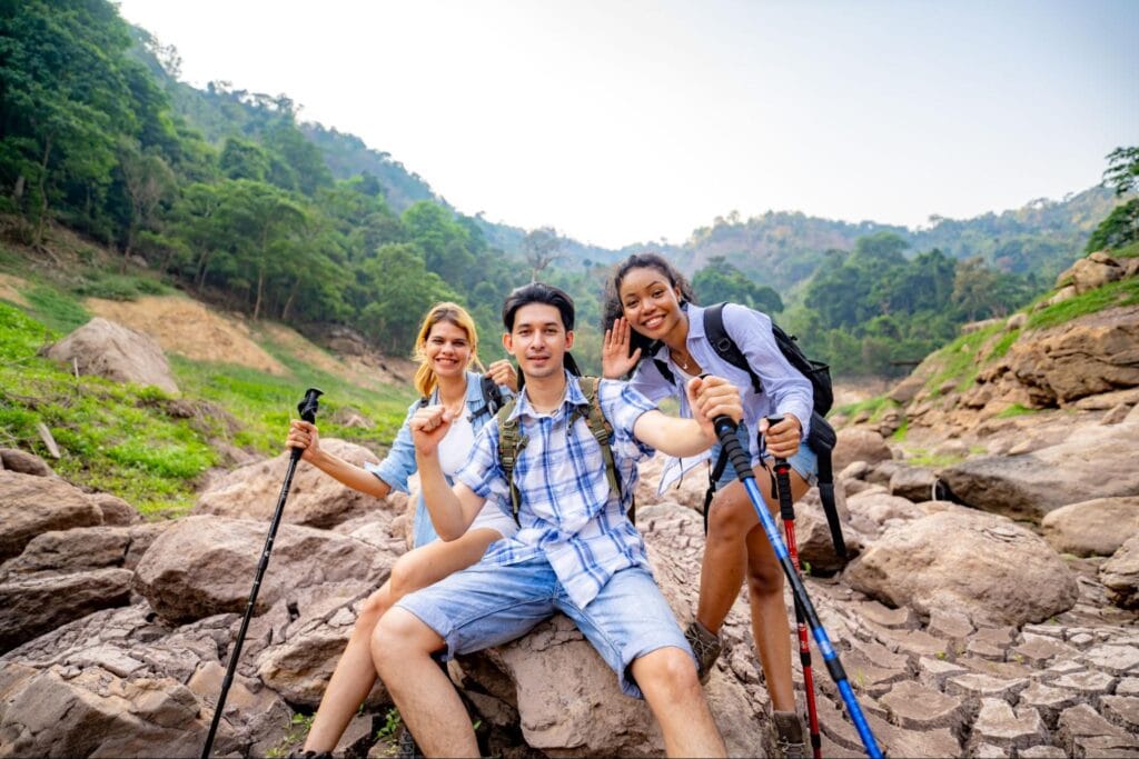 Wisatawan beristirahat saat trekking di Pulau Padar sebagai contoh tips mendaki agar tetap nyaman dan aman