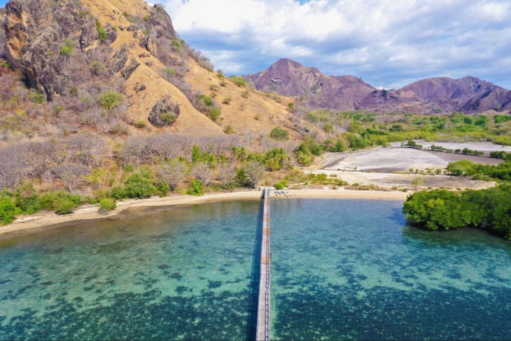 Suasana Pulau Padar saat jam kunjungan wisatawan dengan kondisi cuaca cerah