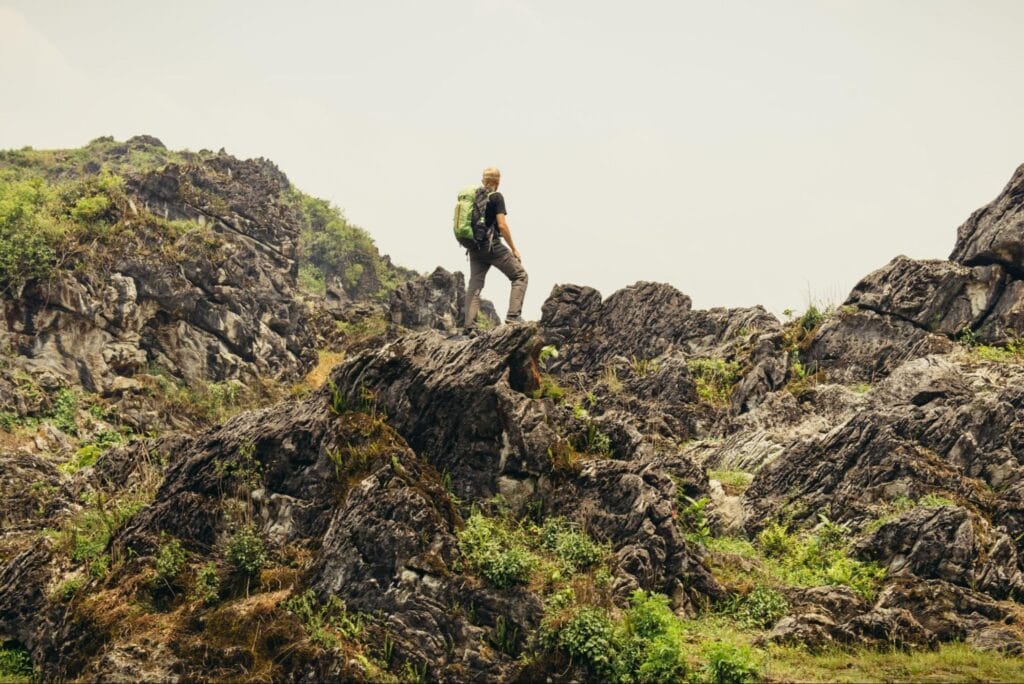 Aktivitas trekking di Pulau Padar pada waktu terbaik dengan kondisi jalur yang aman dan cerah