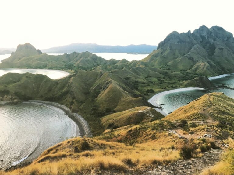 panorama wisata Pulau Padar di Labuan Bajo dengan bukit savana dan tiga teluk ikonik