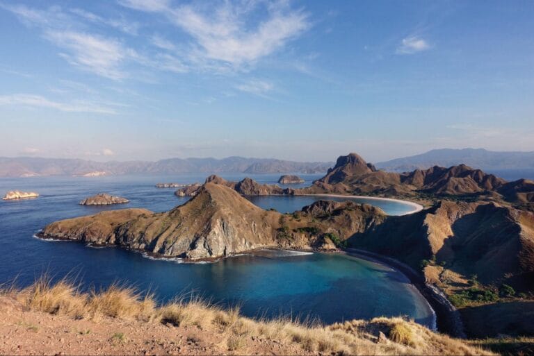 Drone di Pulau Padar dengan panorama tiga pantai berwarna di kawasan Taman Nasional Komodo