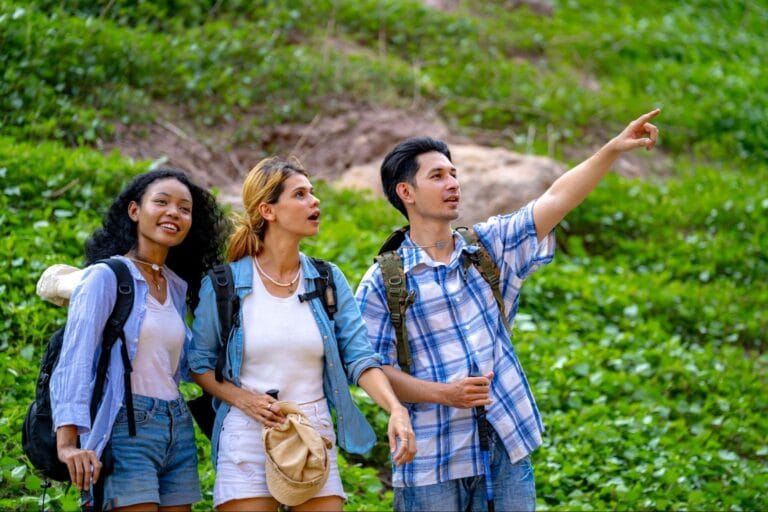 Guide trekking Pulau Padar mendampingi wisatawan saat hiking menuju puncak dari Labuan Bajo