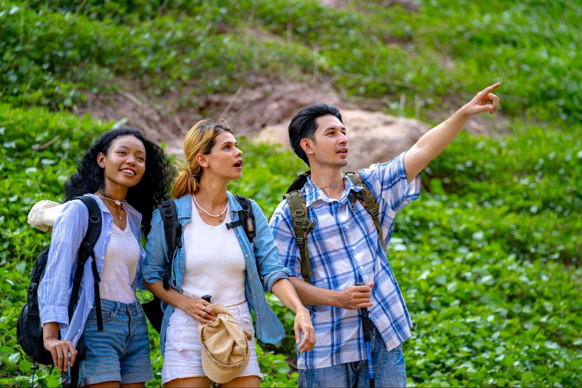 Guide trekking Pulau Padar mendampingi wisatawan saat hiking menuju puncak dari Labuan Bajo