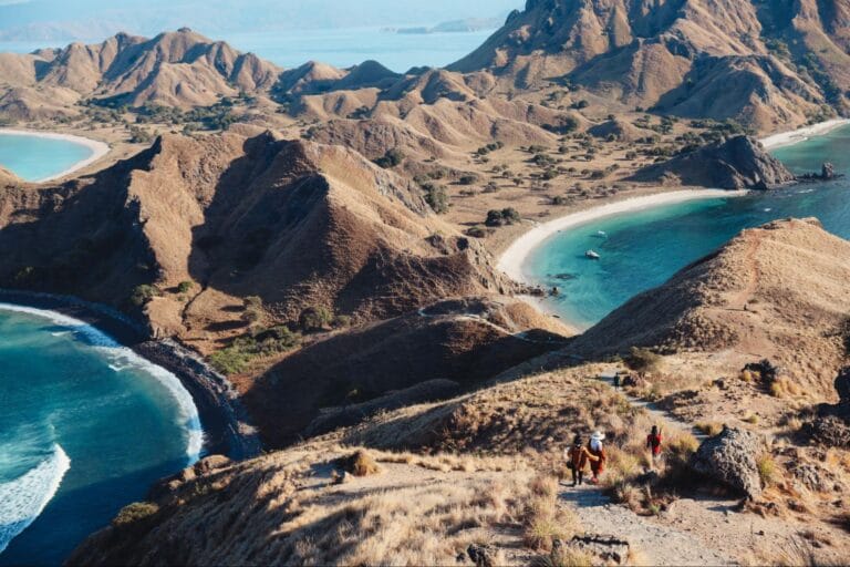 pemandangan Pulau Padar dengan tiga pantai berwarna di Taman Nasional Komodo, destinasi liburan keluarga