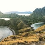 Pulau Padar vs Pulau Komodo dengan panorama bukit dan teluk khas Taman Nasional Komodo