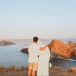 Tips foto dengan HP di Pulau Padar menampilkan panorama laut biru dan perbukitan dari sudut pandang puncak saat cahaya alami lembut