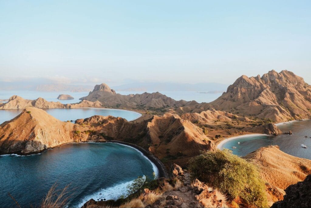 suasana pagi hari di pulau padar dengan cahaya sunrise lembut dan jalur trekking menuju puncak