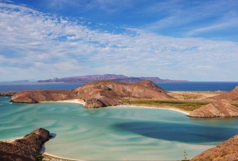 panorama Pulau Padar dari puncak bukit dengan tiga teluk dan laut biru di Labuan Bajo