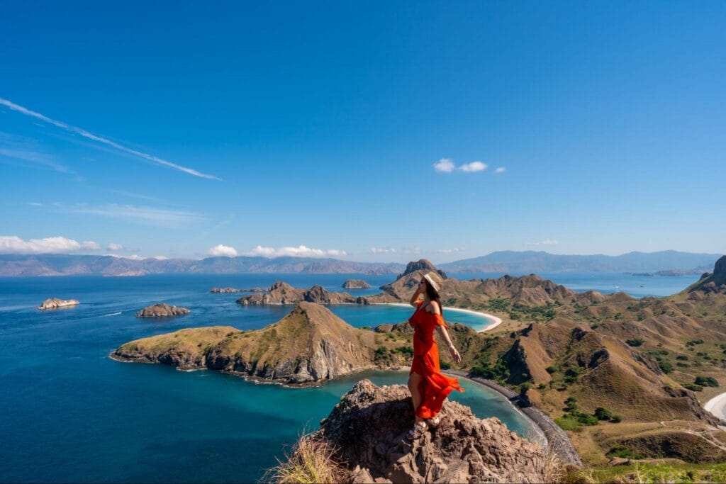 wisatawan menikmati pemandangan Pulau Padar dengan suasana tenang tanpa keramaian