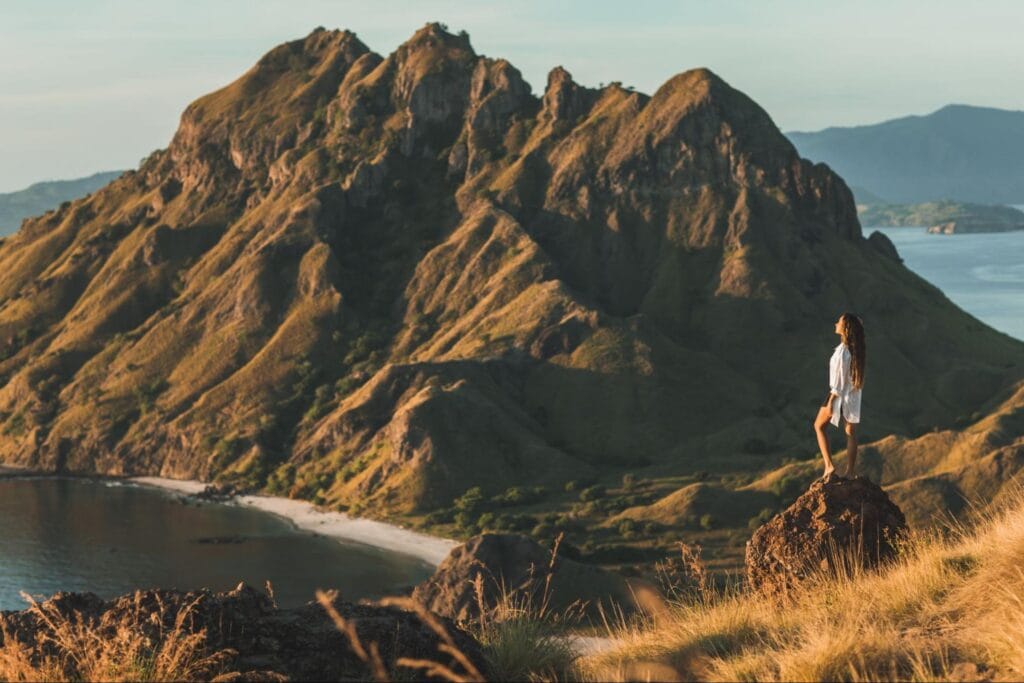 suasana Pulau Padar yang sepi dengan sedikit wisatawan saat pagi hari di jalur trekking